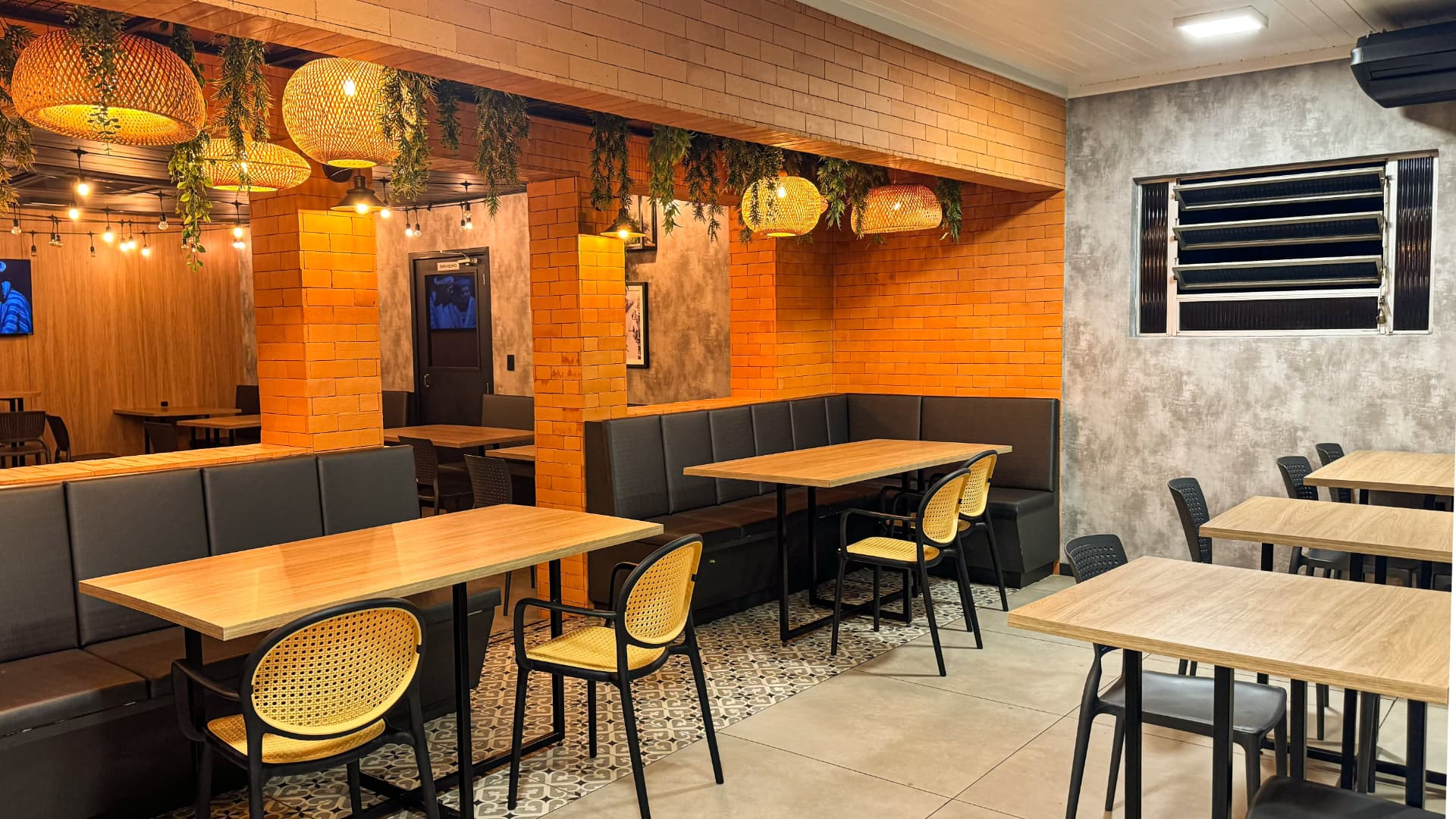 Salão com tijolos e luminárias do Restaurante Plaza em Araranguá Salão com tijolos e luminárias do Restaurante Plaza em Araranguá