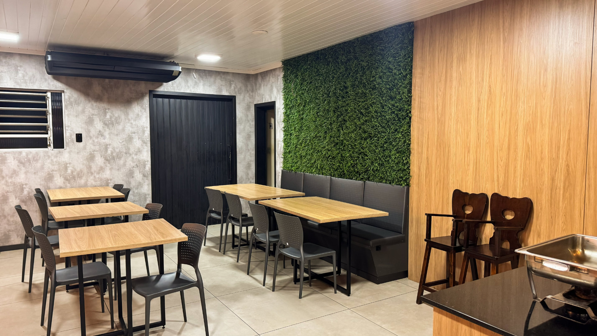 Salão com parede verde do Restaurante Plaza em Araranguá Salão com parede verde do Restaurante Plaza em Araranguá
