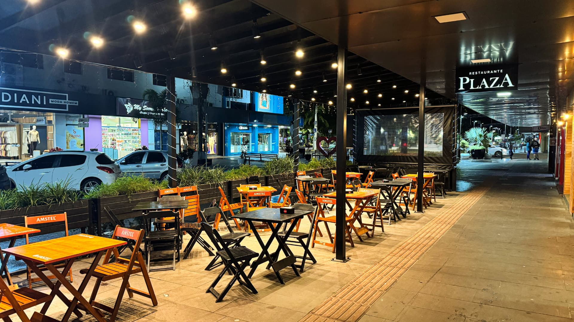 Área externa noturna do Restaurante Plaza em Araranguá Área externa noturna do Restaurante Plaza em Araranguá
